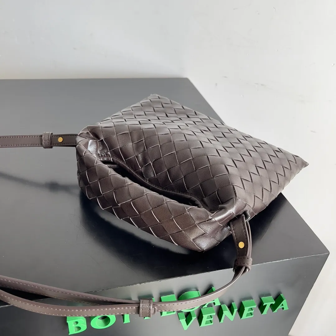 Batch 1400 BV 24 early spring new mini Hop has finally arrived! ! ! The small one is really exquisite and textured, and the calf leather really shows off your temperament! ! ! Its shoulder strap is detachable, so it can be carried by hand or worn cross-body, which is really very practical! Moreover, the 15ProMax mobile phone can also be placed, so there is no need to worry about the problem of not being able to place the mobile phone. 📱 Style number: 777586 Size: 25.5*14.5*11cm